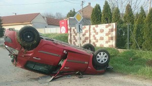 Pri obci Budmerice havarovalo osobné auto. Hasiči sa snažia vozidlo prevrátiť na kolesá