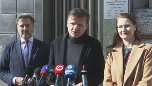 SaS podáva trestné oznámenie pre predražený nákup traktorov: Hlúposť, ako trhať fialky dynamitom, tvrdí Hlina