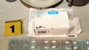 Cukríky namiesto liekov. Falošný lekár podviedol desiatky ľudí a aj vlastného priateľa