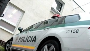 Rodinu vyšetrujú pre mučenie policajta, inšpekcia mlčí