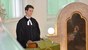 Evanjelického kňaza vylúčili z cirkvi. Skončil pre svoje názory