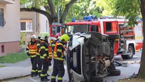 Auto sa po náraze do stromu prevrátilo. Vodiča musela odviezť sanitka