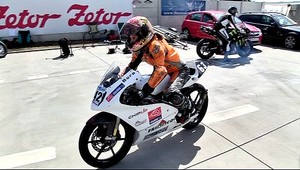 Baba (21) na motorke! Muži sú z nej hotoví