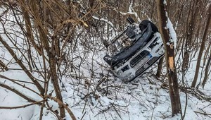 Na ceste I/79 sa prevrátilo auto. Sedeli v ňom tehotná žena aj trojročné dieťa