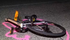 Cyklistku zrazil 30-ročný vodič idúci v protismere. Žena bojuje o život