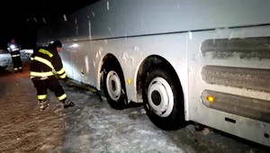 Autobus s českými tínedžermi ostal nalepený na zvodidlá. Pomáhali im hasiči aj cestári