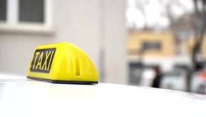 Taxík vrazil do šiestich chodcov. Troch ľudí vrátane 9-ročného chlapca previezli do nemocnice