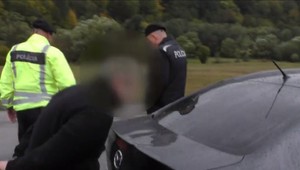 Zásahová jednotka zadržala policajta priamo na hlavnej ceste. Vzali ho s putami na rukách