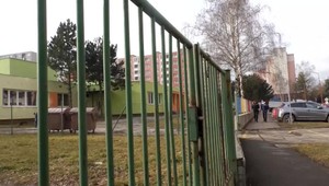 Poštárka vymkla záchranárov, ktorí viezli malé dievča. Musel zasiahnuť jeho otec