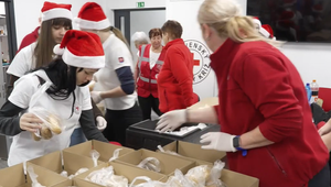 Červený kríž navaril kapustnicu pre ľudí bez domova a pripravili im balíčky