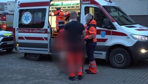 Boj s časom: Bezvládna žena čakala hodiny na záchranu v zamknutom byte