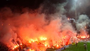 Bulharské peklo! Šialenci zapálili štadión, po hráčoch lietali kamene a flaše