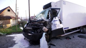 Nehoda z nepozornosti. Vodiča jedného z nákladiakov museli vystrihovať hasiči