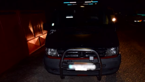 Dvoch chlapcov zrazila od chrbta dodávka, vodič po náraze z miesta nehody ušiel