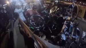 Guča bicyklov a ľudských tiel! Hororový pád cyklistov v New Yorku! Dôvod...?!