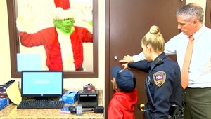 Chlapec zavolal na políciu, aby prišla zatknúť škriatka. Vraj chcel ukradnúť Vianoce