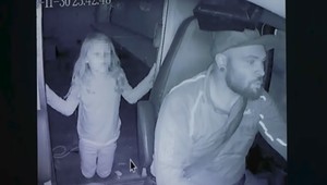 Posledné zábery pred vraždou. Kuriér priniesol Athene (†7) bábiku, nakoniec ju zabil