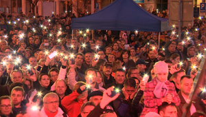 FOTO: Námestia po tridsiatich rokoch opäť ožili. Ľudia si pripomenuli odvahu novembrovej generácie