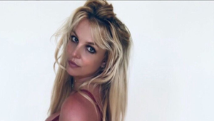 Nezvláda slobodu? Britney už prekročila hranicu, úplne nahá, s pohárom v ruke...