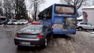 Cestujúci sa svojho ranného spoja nedočkali. Opitý muž im nabúral do autobusu