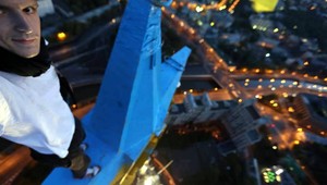 K vyveseniu vlajky na ukrajinskom mrakodrape sa priznal Spiderman