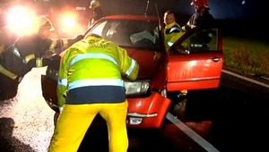 Na mokrej ceste havarovali štyri autá. Dve skončili v priekope