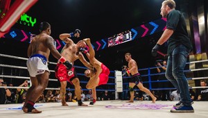 Bitka v telefónnej búdke aj pretláčanie nohou. Bojový cirkus stále populárnejší