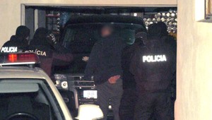 Ohrozoval zbraňou ženu aj dcéru, zasahovali kukláči