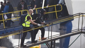 Gréci deportujú migrantov do Turecka, aktivisti na protest skákali do mora