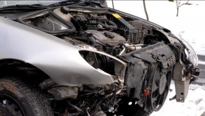 Matka s dvomi deťmi v aute zdemolovala autobusovú zastávku