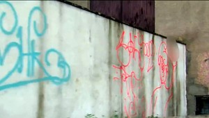 Nahý sprejer zanechal na stene kultúrneho strediska vulgárny odkaz