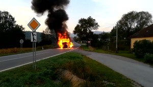 FOTO: Kamión za jazdy začal horieť. V kabíne navyše bola plynová bomba