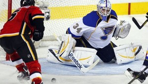VIDEO: Brankár Allen zo St. Louis ašpiruje na zákrok roka