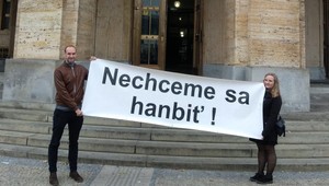 Študentka právnickej fakulty zvolala protestné stretnutie. Nechceme sa hanbiť, píše na transparente