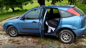 Výkriky a klopanie: Kamaráta zabudli v rozhorúčenom kufri auta