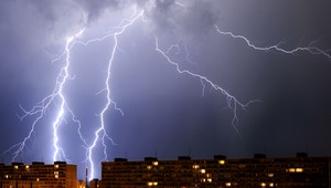 Búrky udrú už cez víkend, tu spadne najviac zrážok