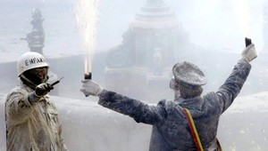 Gréci schválili ďalšie šetrenie, ľudia sa bavia múčnymi bojmi