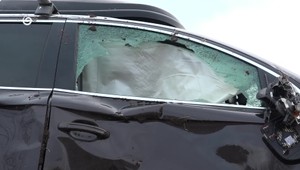 Dodávka narazila do auta s otcom a deťmi. Auto s deťmi sa po náraze prevrátilo