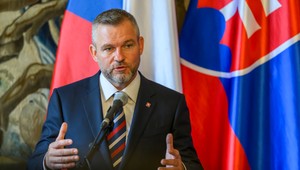 Doživotná renta, ale aj nové dôvody zákazu zhromaždenia. Pellegrini podpísal lex atentát