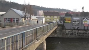 Kamióny v Kežmarku majú odrezanú cestu pre nevyhovujúce mosty. Obchádzkovú trasu stále nepoznajú