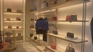 Po krádeži rovno na luxusné nákupy. Zlodej utratil v butikoch tisíce eur