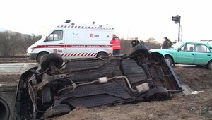 Záchranári zasahovali pri nehode. Ratovať museli aj seba