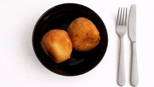 Arancini s cesnakovou omáčkou