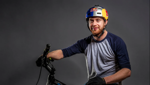 Choré: Tento chlapík jazdí na bicykli na liste vrtule veternej turbíny