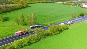 V Česku havaroval autobus s deťmi. Na mieste zasahoval vrtuľník