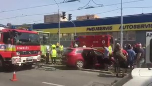 Po zrážke električky s autom museli hasiči vystrihovať vodiča auta