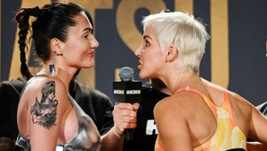 Bizarnosť na vážení. Provokácia erotickou hračkou, potom mela