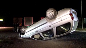 Auto skončilo na streche, šoférovali ho naraz dvaja...