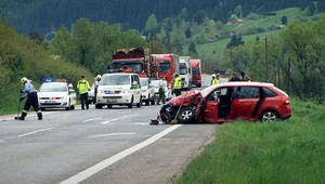 Čelná zrážka pri Brezne, vodič osobného auta ostal v bezvedomí