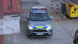 Mama našla v byte dobodaného 59-ročného syna. Spôsobil si zranenia sám?